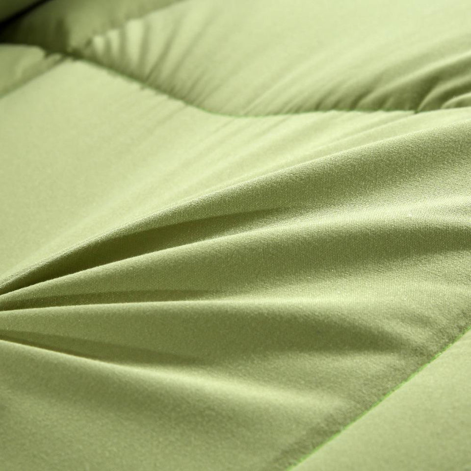 Down alternative comforter